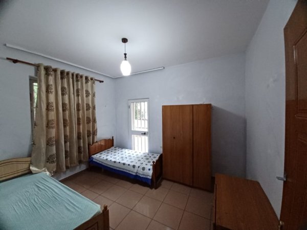 Tirane, jepet me qera apartament 3+1 Kati 1, 120 m² 400 € (Kinostudio)