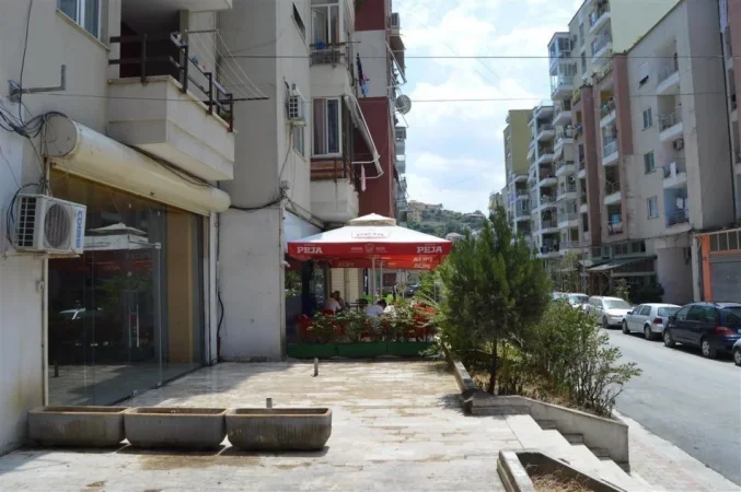 Tirane, jepet me qera ambjent biznesi Kati 0, 300 m² 2.000 € (Pallatet Cabej)
