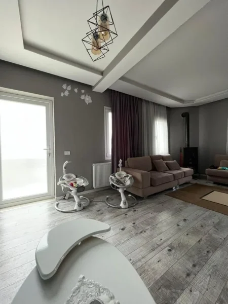 Tirane, shitet Vile 3 Katshe Kati 1, 601 m² 365.000 € (Profarma)