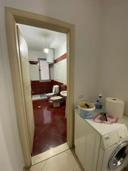 Tirane, jepet me qera apartament 2+1+Ballkon Kati 2, 105 m² 500 € (Astir Prane Rrethrrotullimit (Big Pjata))