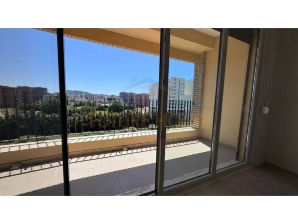 Tirane, shitet apartament 3+1+Ballkon Kati 4, 230.000 € (Fusha e aviacionit super apartament 150m2 kompleksi IBN)