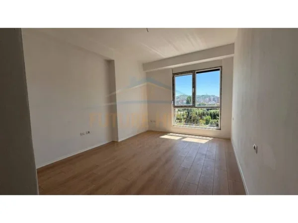 Tirane, shitet apartament 3+1+Ballkon Kati 4, 230.000 € (Fusha e aviacionit super apartament 150m2 kompleksi IBN)
