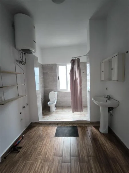 Tirane, jepet me qera shtepi 1+1+Ballkon , 85 m² 320 € (Kodra e Priftit)