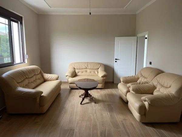 Kavaje, shes Set kolltuqesh dhe Tavoline mesi cmimi 600€ 600 €