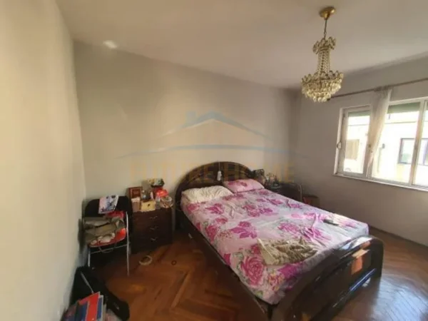 Tirane, jepet me qera apartament 2+1+Ballkon Kati 5, 95 m² 500 € (Qender, Rruga Bulevardi Zogu I)