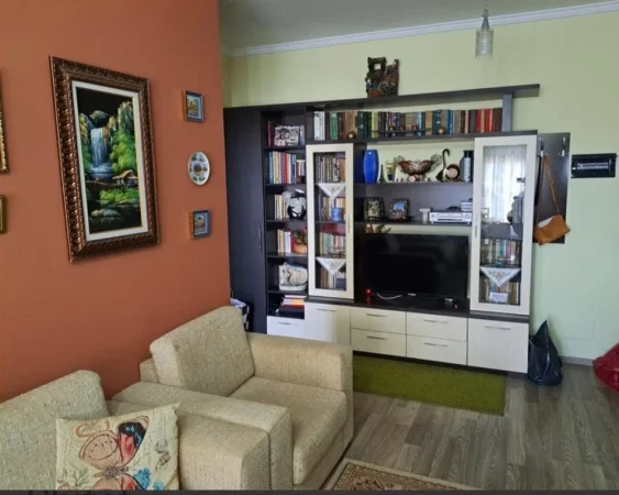 Tirane, shitet apartament 1+1+Ballkon Kati 2, 65 m² 100.000 € (Te Restorant Fresku)