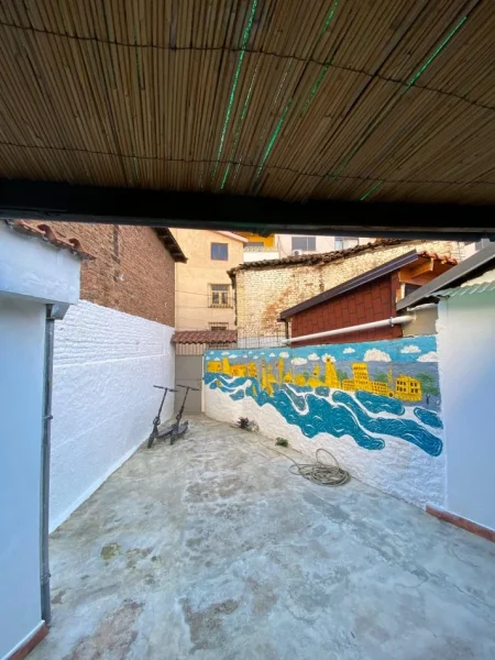 Tirane, jepet me qera ambjent biznesi Kati 1, 120 m² 500 € (RRUGA E BARRIKADAVE)