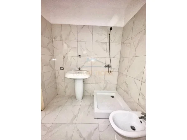 Shkembi Kavajes, shitet apartament 1+1+Ballkon Kati 9, 62 m² 68.000 € (Durres)