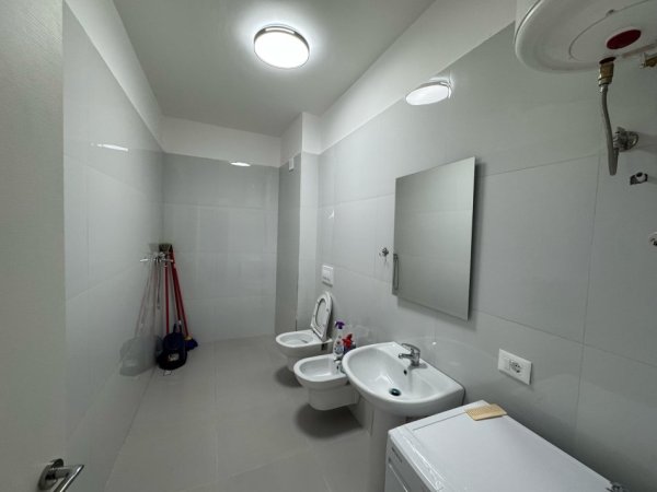 Tirane, jepet me qera apartament 1+1 Kati 2, 67 m² 300 € (paskuqan)