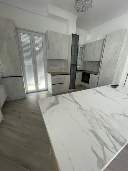 Tirane, jepet me qera Vile 4+1+Ballkon Kati 0, 240 m² 2.000 € (TEG)