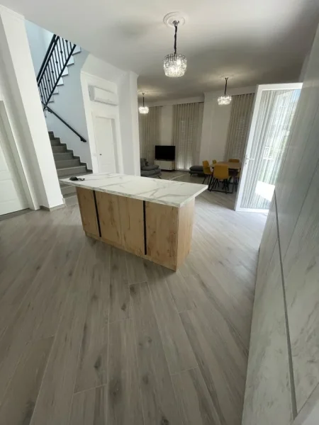 Tirane, jepet me qera Vile 4+1+Ballkon Kati 0, 240 m² 2.000 € (TEG)