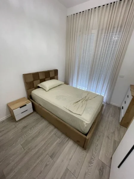 Tirane, jepet me qera Vile 4+1+Ballkon Kati 0, 240 m² 2.000 € (TEG)