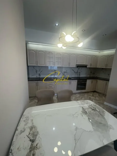 Tirane, jepet me qera apartament 2+1 Kati 7, 120 m² 1.200 € (QENDER)