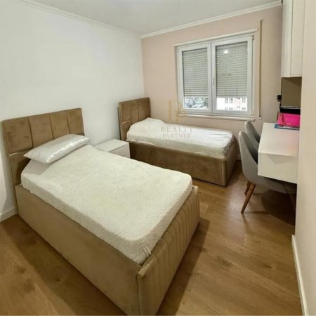 Tirane, jepet me qera apartament 2+1+Ballkon Kati 5, 110 m² 900 € (Rr. e Elbasanit)