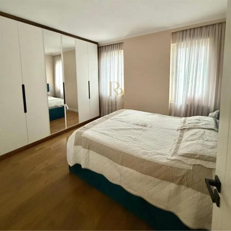 Tirane, jepet me qera apartament 2+1+Ballkon Kati 5, 110 m² 900 € (Rr. e Elbasanit)