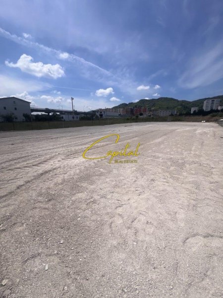 Tirane, jepet me qera toke , 2.000 m² (VORE)