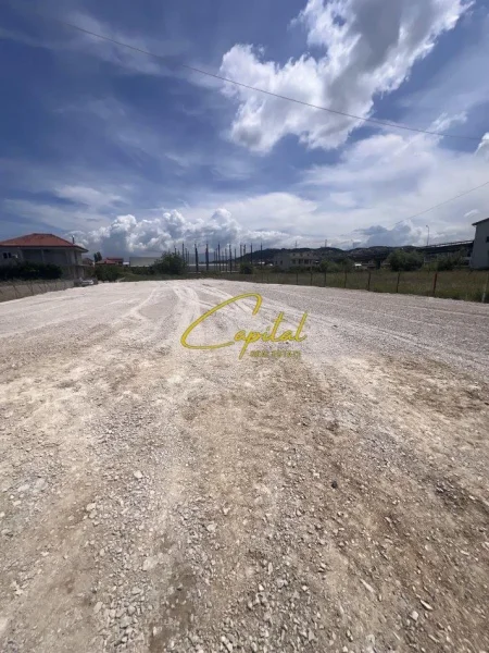 Tirane, jepet me qera toke , 2.000 m² (VORE)