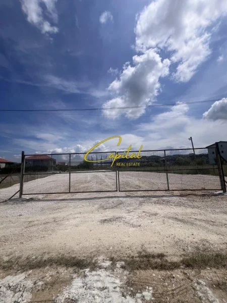 Tirane, jepet me qera toke , 2.000 m² (VORE)