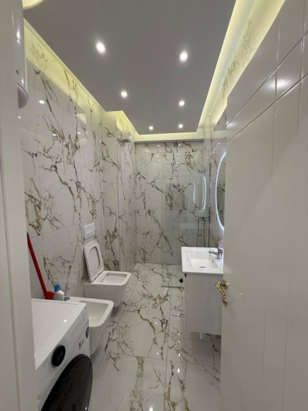 Tirane, jepet me qera 1+1+Ballkon Kati 5, 75 m² 500 € (Bulevardi i Ri)