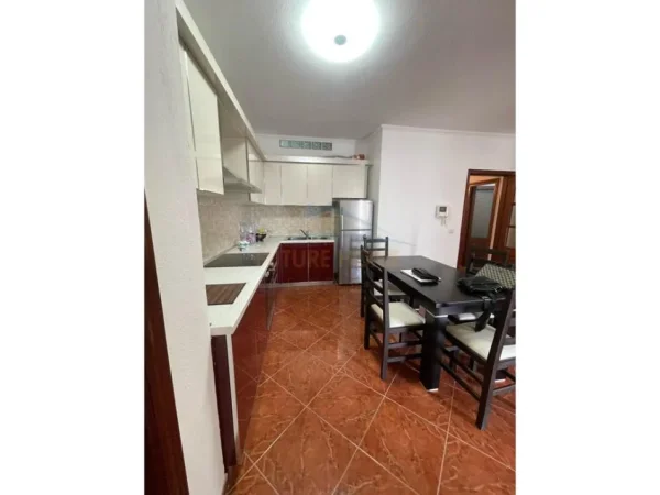 Durres, jepet me qera apartament 3+1 Kati 5, 136 m² 450 € (PRANE MARKATES,DURRES)