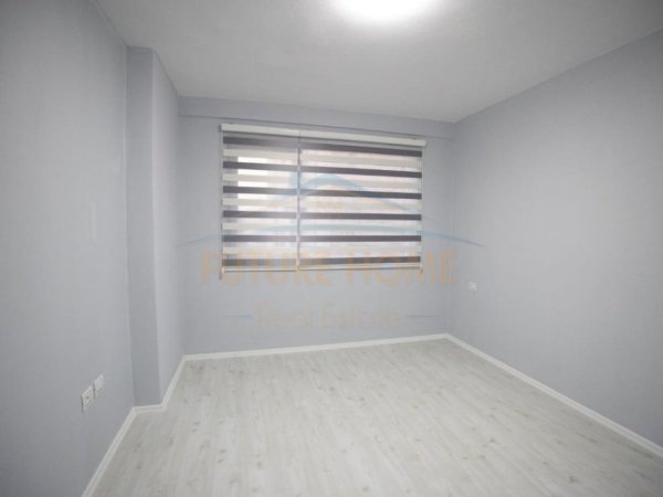 Durres, jepet me qera ambjent biznesi Kati 2, 130 m² 450 € (DURRES)