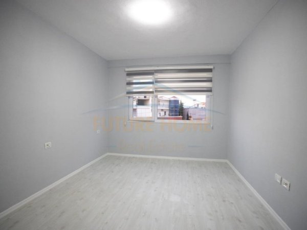 Durres, jepet me qera ambjent biznesi Kati 2, 130 m² 450 € (DURRES)