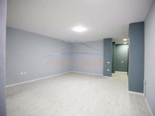 Durres, jepet me qera ambjent biznesi Kati 2, 130 m² 450 € (DURRES)