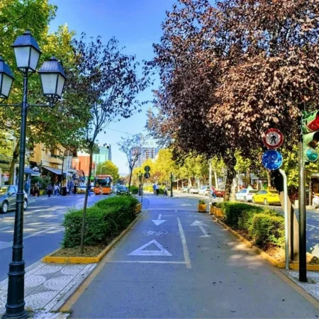 Tirane, jepet me qera ambjent biznesi Kati 1, 2.500 m² 42.500 € (Rr. e Kavajes)