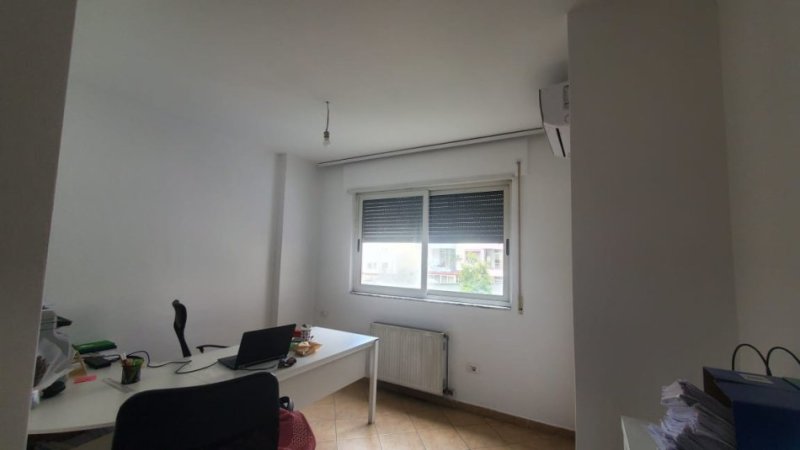 Tirane, jepet me qera apartament 1+1 Kati 3, 75 m² 500 € (komuna e parisit)