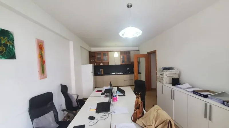Tirane, jepet me qera zyre Kati 3, 75 m² 500 € (komuna e parisit)