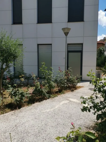 Tirane, shitet ambjent biznesi Kati 0, 22 m² 115.000 € (Kompleksi Magnet, 21 Dhjetori)