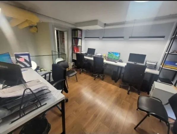 Tirane, jepet me qera zyre Kati 2, 60 m² 1.200 € (Qender)