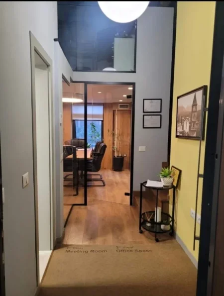 Tirane, jepet me qera zyre Kati 2, 60 m² 1.200 € (Qender)