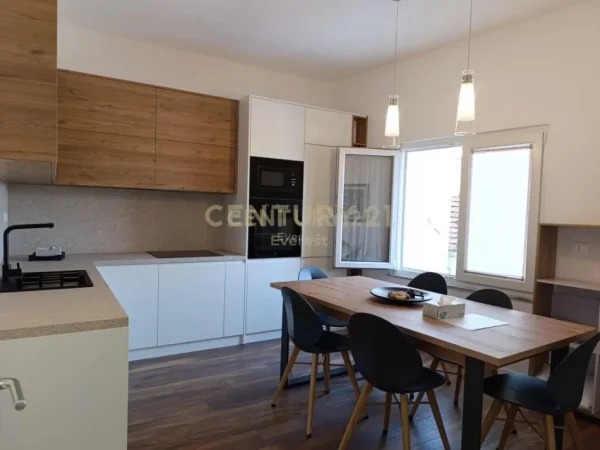 Tirane, jepet me qera apartament 2+1 Kati 2, 116 m² 800 € (SELVIA)