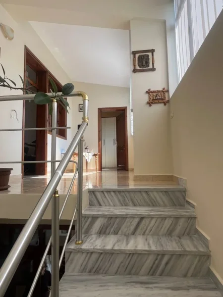 Tirane, jepet me qera Vile 3+1+Aneks+Ballkon Kati 0, 210 m² 1.400 € (Petrele)