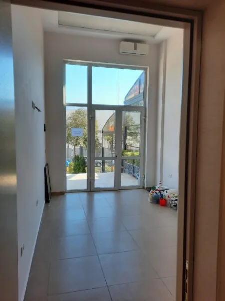 Tirane, jepet me qera ambjent biznesi Kati 0, 22 m² 350 € (Liqeni i thate)