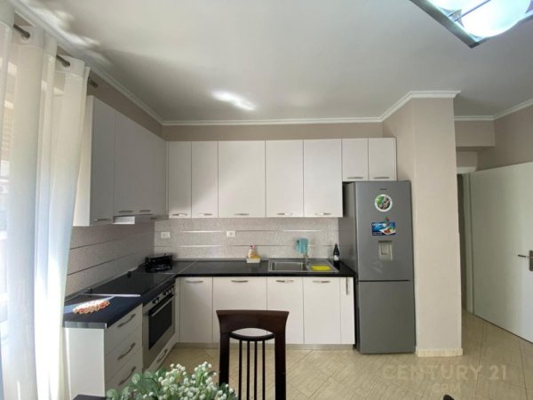 Tirane, jepet me qera apartament 2+1+Aneks+Ballkon Kati 5, 110 m² 750 € (Komuna e Parisit)