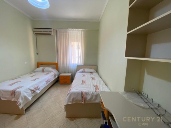 Tirane, jepet me qera apartament 2+1+Aneks+Ballkon Kati 5, 110 m² 750 € (Komuna e Parisit)