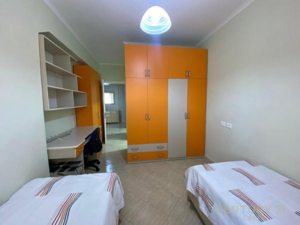 Tirane, jepet me qera apartament 2+1+Aneks+Ballkon Kati 5, 110 m² 750 € (Komuna e Parisit)