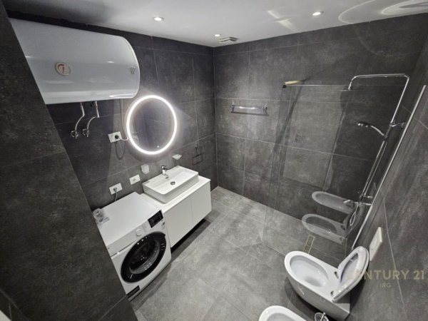 Tirane, jepet me qera apartament 2+1+Aneks+Ballkon Kati 6, 112 m² 1.000 € (Rruga e Kavajes)