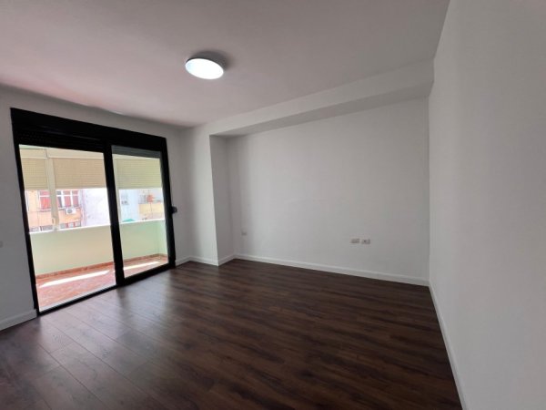Tirane, jepet me qera apartament 3+1+Ballkon Kati 4, 126 m² 900 € (Komuna e Parisit)