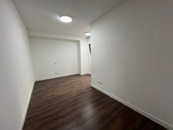 Tirane, jepet me qera apartament 3+1+Ballkon Kati 4, 126 m² 900 € (Komuna e Parisit)
