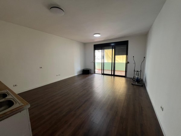 Tirane, jepet me qera apartament 3+1+Ballkon Kati 4, 126 m² 900 € (Komuna e Parisit)