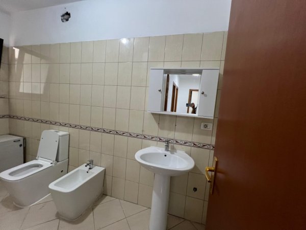 Tirane, jepet me qera apartament 3+1+Ballkon Kati 4, 126 m² 900 € (Komuna e Parisit)