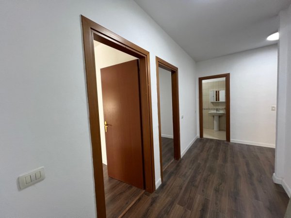 Tirane, jepet me qera apartament 3+1+Ballkon Kati 4, 126 m² 900 € (Komuna e Parisit)