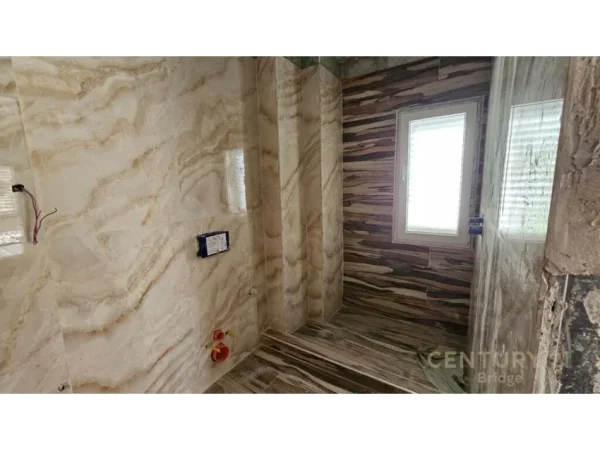 Tirane, shitet apartament 3+1+Ballkon Kati 2, 155 m² 232.500 € (Rruga Panorama e Liqenit)