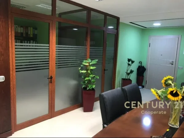 Tirane, shes ambjent biznesi Kati 3, 165 m² 550.000 € (Bllok)