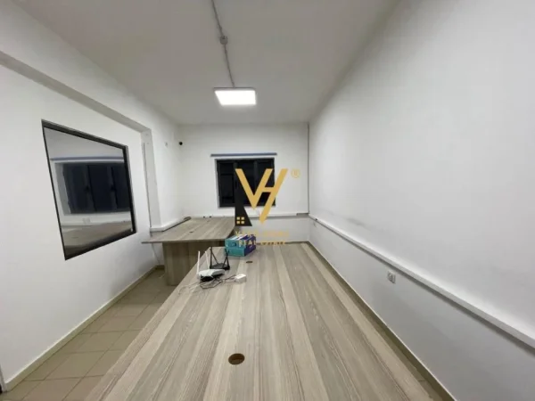 Tirane, jepet me qera zyre Kati 1, 140 m² 900 € (PAZARI I RI)