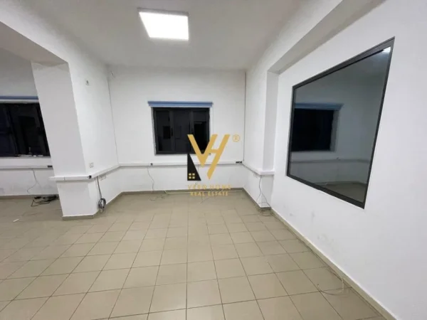 Tirane, jepet me qera zyre Kati 1, 140 m² 900 € (PAZARI I RI)