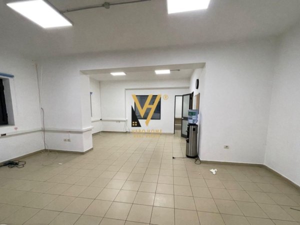 Tirane, jepet me qera zyre Kati 1, 140 m² 900 € (PAZARI I RI)